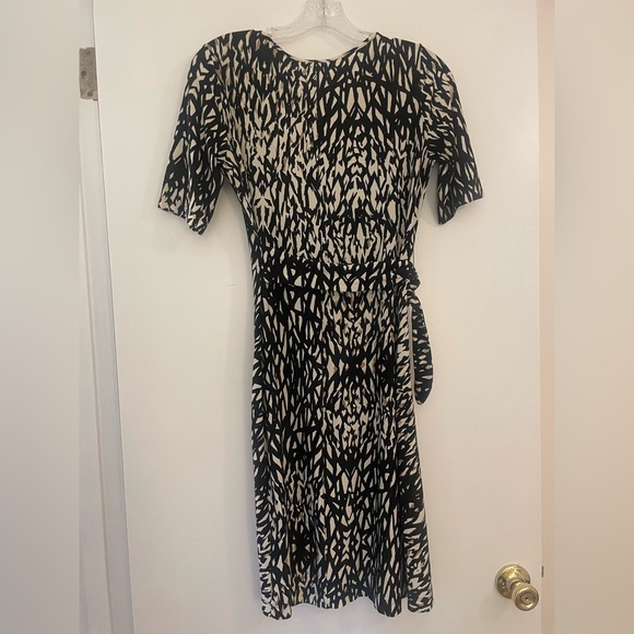 Elegant Black and Cream Patterned Dress - Picture 2 of 3
